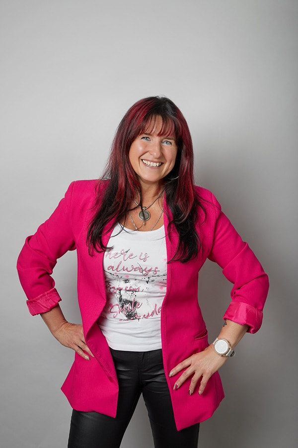 Portraitaufnahme einer Frau im Fotostudio im Bezirk Liezen – neutraler heller Hintergrund für  Businessprofil.