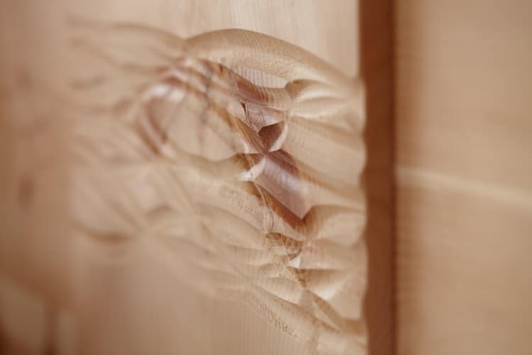 Gebäude mit Bach & Natur – Außenansicht im Querformat